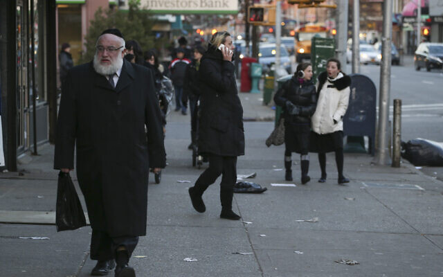 Illustration : Des Juifs ultra-orthodoxes dans une rue de New York le 1er janvier 2014. (Crédit : Nati Shohat/Flash 90)