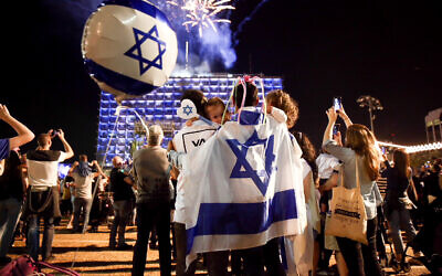 Des Israéliens devant des feux d'artifice à la mairie de Tel Aviv, le 18 avril 2018, à l’occasion du 70e jour de l'indépendance d'Israël. (Crédit : Miriam Alster / Flash90) Des Israéliens devant des feux d'artifice à la mairie de Tel Aviv, le 18 avril 2018, à l’occasion du 70e jour de l'indépendance d'Israël. (Crédit : Miriam Alster / Flash90)