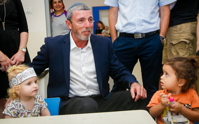 Photo d'illustration : Le ministre de l'Education  Rafi Peretz visite un jardin d'enfants à Givat Shmuel, le 29 août 2019 (Crédit : Roy Alima/Flash90)