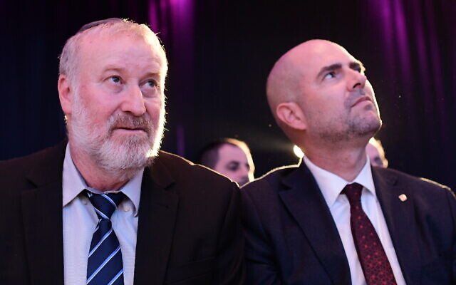 Le procureur-général Avichai Mandelblit, (à gauche), et le ministre de la Justice Amir Ohana lors de la conférence annuelle sur la Justice à Airport City, près de Tel Aviv, le 3 septembre 2019. (Crédit : Tomer Neuberg/Flash90) Le procureur-général Avichai Mandelblit, (à gauche), et le ministre de la Justice Amir Ohana lors de la conférence annuelle sur la Justice à Airport City, près de Tel Aviv, le 3 septembre 2019. (Crédit : Tomer Neuberg/Flash90)