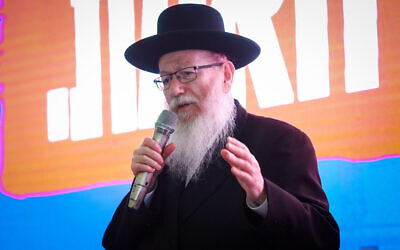 Le vice-ministre de la Santé Yaakov Litzman lors de la soirée électorale à Petah Tikva pour son parti Yahadout HaTorah, le 18 septembre 2019 (Crédit :  Shlomi Cohen/Flash90)
