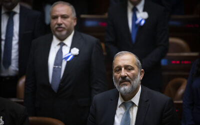 Le dirigeant du Shas, le ministre de l'Intérieur  Aryeh Deri, devant à droite, et le leader de Yisrael Beytenu, le député Avigdor Liberman, à l'arrière à gauche, lors de l'inauguration de la 22è Knesset à Jérusalem, le 3 octobre 2019 (Crédit : Hadas Parush/ Flash90)