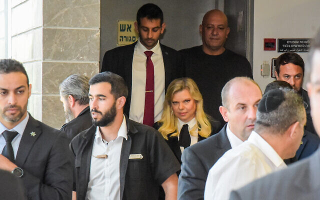 Sara Netanyahu, l'épouse du Premier ministre, à son arrivée au tribunal de première instance d'Herzliya pour témoigner dans le procès en diffamation intenté par Menny Naftali, l'ancien directeur de la résidence du Premier ministre, le 2 décembre 2019. (Avshalom Sassoni/Flash90)