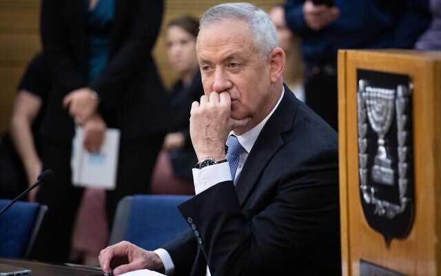 Le chef du parti Kakhol lavan Benny Gantz durant une réunion de faction à la Knesset de Jérusalem, le 2 décembre 2019. (Crédit : Hadas Parush/Flash90) Le chef du parti Kakhol lavan Benny Gantz durant une réunion de faction à la Knesset de Jérusalem, le 2 décembre 2019. (Crédit : Hadas Parush/Flash90)