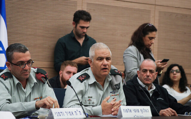 Le général de division Moti Almoz, commandant de la Direction des ressources humaines de Tsahal, (au centre), et le général de brigade Amir Vadamni, chef de la Division de la planification et de la gestion des ressources humaines, (à gauche), participent à une commission défense et affaires étrangères à la Knesset, le 9 décembre 2019. (Yonatan Sindel/Flash90) Le général de division Moti Almoz, commandant de la Direction des ressources humaines de Tsahal, (au centre), et le général de brigade Amir Vadamni, chef de la Division de la planification et de la gestion des ressources humaines, (à gauche), participent à une commission défense et affaires étrangères à la Knesset, le 9 décembre 2019. (Yonatan Sindel/Flash90)