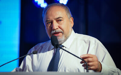 Le chef du parti Yisrael Beytenu Avigdor Liberman pendant un événement à Ashdod, dans le sud d'Israël, le 12 décembre 2019. (Crédit : Flash90)