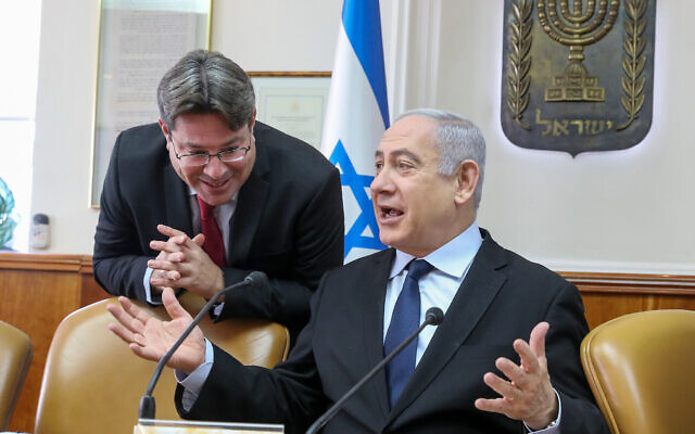 Le Premier ministre israélien avec Benjamin Netanyahu avec le ministre des Sciences, Ofir Akunis, à gauche, au début de la réunion hebdomaire de cabinet au cabinet du Premier ministre à Jérusalem, le 22 décembre 2019 (Crédit : Marc Israel Sellem/Pool/Flash90) Le Premier ministre israélien avec Benjamin Netanyahu avec le ministre des Sciences, Ofir Akunis, à gauche, au début de la réunion hebdomaire de cabinet au cabinet du Premier ministre à Jérusalem, le 22 décembre 2019 (Crédit : Marc Israel Sellem/Pool/Flash90)