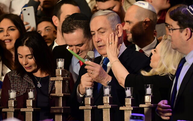 Le Premier ministre Benjamin Netanyahu assiste à un événement marquant le huitième soir de Hanoukka, le 29 décembre 2019. (Tomer Neuberg/FLASH90) Le Premier ministre Benjamin Netanyahu assiste à un événement marquant le huitième soir de Hanoukka, le 29 décembre 2019. (Tomer Neuberg/FLASH90)