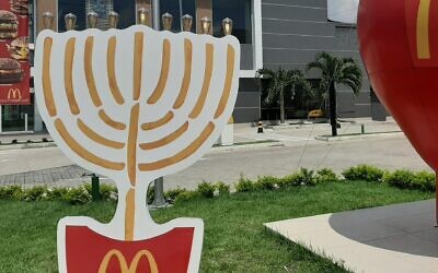La hanoukkia de 2 mètres dans un restaurant McDonald de Manaus, au Brésil. (Crédit : Marcus Gilban/JTA) La hanoukkia de 2 mètres dans un restaurant McDonald de Manaus, au Brésil. (Crédit : Marcus Gilban/JTA)
