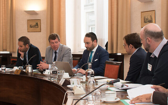 Michael Freilich, au centre, vêtu d'une kippah, lors d'une réunion avec des députés et des militants pro-Palestiniens à Bruxelles, le 7 novembre 201. (Crédit : Inge Verhelst/Belgian Federal Parliament via JTA)