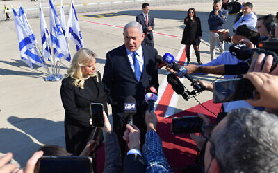 Le Premier ministre Benjamin Netanyahu et son épouse Sara s'adressent à la presse depuis le tarmac de l'aéroport Ben Gurion, le 4 décembre 2019. (Kobi Gideon / GPO) Le Premier ministre Benjamin Netanyahu et son épouse Sara s'adressent à la presse depuis le tarmac de l'aéroport Ben Gurion, le 4 décembre 2019. (Kobi Gideon / GPO)