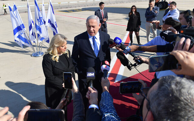 Le Premier ministre Benjamin Netanyahu et son épouse Sara s'adressent à la presse depuis le tarmac de l'aéroport Ben Gurion, le 4 décembre 2019. (Kobi Gideon / GPO)