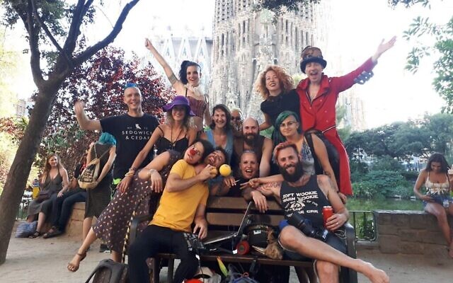 Des membres de la Communauté avec des amis à Barcelone, juillet 2019. Roi Frampshes-Givony (à l'extrême gauche), Michal Frampshes-Vexler (à l'arrière gauche), Yael Lamfrom (à l'arrière droite), Shir Talor (devant au centre), Aviv Losh (devant à droite). (Autorisation) Des membres de la Communauté avec des amis à Barcelone, juillet 2019. Roi Frampshes-Givony (à l'extrême gauche), Michal Frampshes-Vexler (à l'arrière gauche), Yael Lamfrom (à l'arrière droite), Shir Talor (devant au centre), Aviv Losh (devant à droite). (Autorisation)