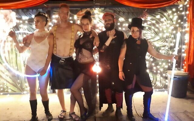 Michal Frampshes-Vexler, Roi Frampshes-Givony, Yael Lamfrom, Aviv Losh, Shir Talor à Tel Aviv, juin 2019. (Autorisation) Michal Frampshes-Vexler, Roi Frampshes-Givony, Yael Lamfrom, Aviv Losh, Shir Talor à Tel Aviv, juin 2019. (Autorisation)