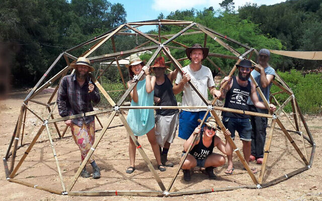 Ofer Carmon, Yael Lamfrom, Roi Frampshes-Givony, Shir Talor, Aviv Losh construisant un dôme dans la forêt du Carmel, août 2019. (Autorisation) Ofer Carmon, Yael Lamfrom, Roi Frampshes-Givony, Shir Talor, Aviv Losh construisant un dôme dans la forêt du Carmel, août 2019. (Autorisation)