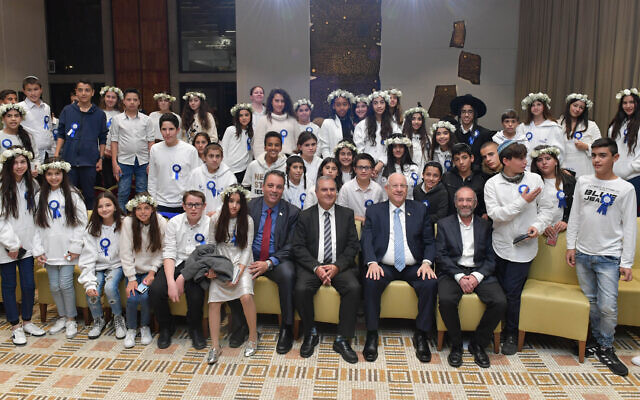 Le président israélien israélien reçoit 60 adolescents touchés par le terrorisme pour fêter leurs bar mitsva et bat mitsva, à Jérusalem, le 19 décembre 2019. (Crédit : Kobi Gideon / GPO) Le président israélien israélien reçoit 60 adolescents touchés par le terrorisme pour fêter leurs bar mitsva et bat mitsva, à Jérusalem, le 19 décembre 2019. (Crédit : Kobi Gideon / GPO)