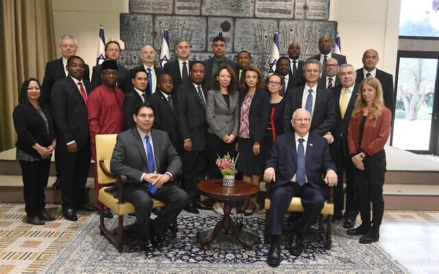 Le Président Reuven Rivlin (en bas à droite) accueille un groupe d'ambassadeurs de l'ONU à la résidence du Président, le 11 décembre 2019. (Mark Neiman/GPO) Le Président Reuven Rivlin (en bas à droite) accueille un groupe d'ambassadeurs de l'ONU à la résidence du Président, le 11 décembre 2019. (Mark Neiman/GPO)