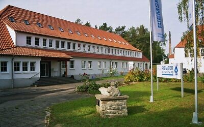 Entrée de la société Riemser Arzneimittel AG, ancienne usine de production de vaccins pour animaux. Au premier plan, le monument au cochon d'Inde. (Creative Commons / Wikimedia Commons)