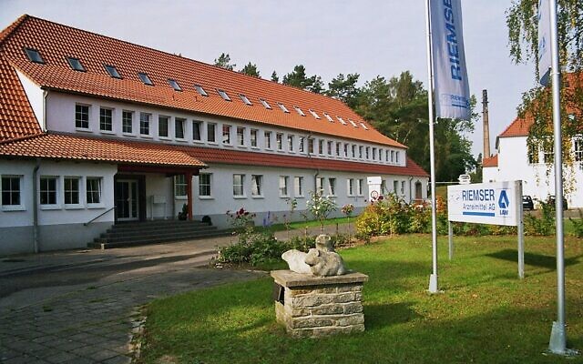 Entrée de la société Riemser Arzneimittel AG, ancienne usine de production de vaccins pour animaux. Au premier plan, le monument au cochon d'Inde. (Creative Commons / Wikimedia Commons)
