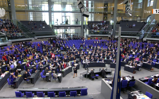 Le Bundestag vote en faveur d'une résolution appelant le gouvernement allemand à interdire les activités du Hezbollah en Allemagne, le 19 décembre 2019. (Autorisation : Bundestag.de) Le Bundestag vote en faveur d'une résolution appelant le gouvernement allemand à interdire les activités du Hezbollah en Allemagne, le 19 décembre 2019. (Autorisation : Bundestag.de)