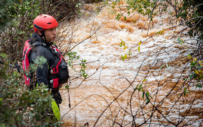 Des équipes de secours recherchent un adolescent emporté par la crue près du village de Yarka, dans le nord, le 26 décembre 2019. (Crédit : Meir Vaknin/Flash90)