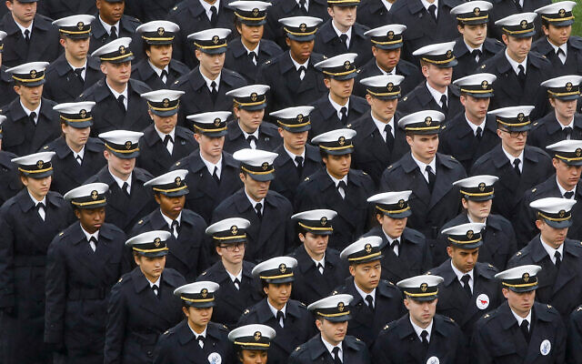 Des cadets de la marine avant un march de football entre l'Armée et la Marine, le 14 décembre 2019 à Philadelphie (Crédit : AP Photo/Matt Rourke) Des cadets de la marine avant un march de football entre l'Armée et la Marine, le 14 décembre 2019 à Philadelphie (Crédit : AP Photo/Matt Rourke)