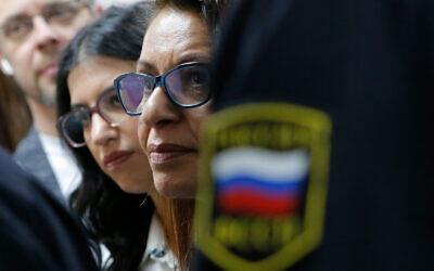 La mère de Naama Issachar, Yaffa Issachar, au centre, et sa sœur Liad Goldberg, à gauche, assistent à une audience d'appel dans une salle d'audience à Moscou, en Russie, le 19 décembre 2019. (Crédit : Alexander Zemlianichenko Jr./AP)