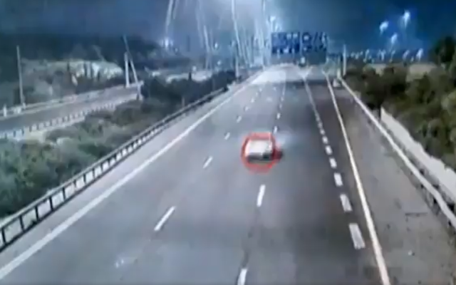 Une voiture emprunte la Route 6 à grande vitesse et sans freins, sur cette image non datée diffusé par la police israélienne le 1er décembre 2019. (Capture écran/Twitter) Une voiture emprunte la Route 6 à grande vitesse et sans freins, sur cette image non datée diffusé par la police israélienne le 1er décembre 2019. (Capture écran/Twitter)