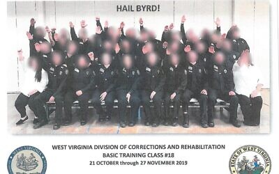 Une photographie d'agents de l'administration pénitentiaire en formation en Virginie occidentale, faisant le salut nazi (Crédit : Département des Affaires militaires et de la sécurité publique de Virginie occidentale)
