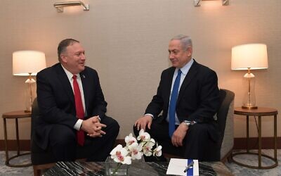 Le secrétaire d'État américain Mike Pompeo, (à gauche), rencontre le Premier ministre israélien Benjamin Netanyahu à Lisbonne, le 4 décembre 2019. (Kobi Gideon/GPO)