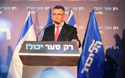 Le membre du Likud Gideon Saar lance sa campagne pour les primaires à la présidence du Likud avant les élections à la Knesset à Or Yehuda, le 16 décembre 2019 (Autorisation)