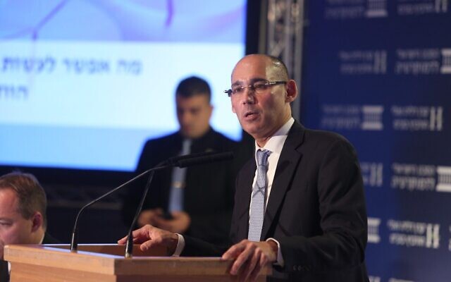 Le gouverneur de la Banque centrale d'Israël, Amir Yaron, intervient lors de la Conférence Eli Hurvitz sur l'Économie et la Société organisée par l'Institut, le 17 décembre 2019. (Crédit : Michal Fattal) Le gouverneur de la Banque centrale d'Israël, Amir Yaron, intervient lors de la Conférence Eli Hurvitz sur l'Économie et la Société organisée par l'Institut, le 17 décembre 2019. (Crédit : Michal Fattal)