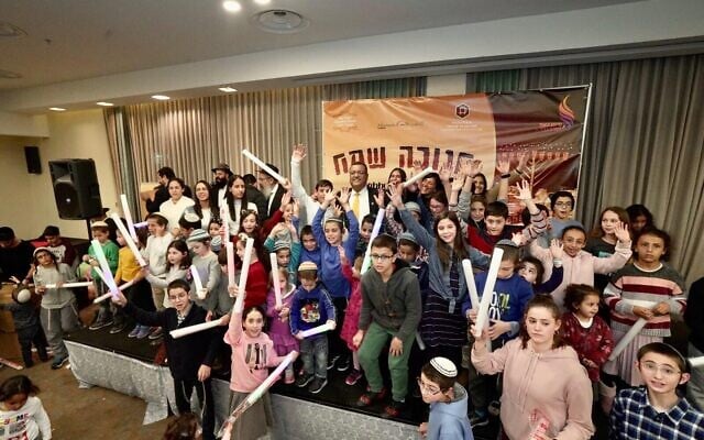 Le maire de Jérusalem, Moshe Lion, avec des participants à la rencontre annuelle organisée par  Colel Chabad pour Hanukkah 2019 (Crédit :  Shneur Shif)