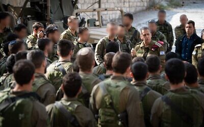 Le chef d'état-major de l'armée israélienne, Aviv Kohavi, assiste à un exercice des forces spéciales qui a lieu à Chypre, décembre 2019. (Armée israélienne) Le chef d'état-major de l'armée israélienne, Aviv Kohavi, assiste à un exercice des forces spéciales qui a lieu à Chypre, décembre 2019. (Armée israélienne)