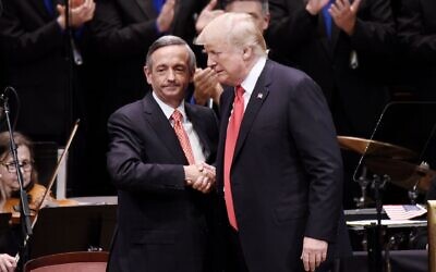 Le président Donald Trump est accueilli par le pasteur Robert Jeffress lors du Celebrate Freedom Rally au John F. Kennedy Center à Washington, le 1 juillet 2017. (Olivier Douliery /Pool/ Getty Images via JTA)