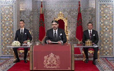Dans cette photographie fournie par l'Agence de presse marocaine (MAP), le roi du Maroc Mohammed II, au centre, accompagné par son fils, le prince héritier Moulay Hassan, à gauche, et son frère, le Prince Moulay Rashid, s'adresse à la nation dans une discours diffusé à la tv, au Palais royal de Tetouan, au Maroc, le lundi 29 juillet 2019.  (Palais royal marocain via AP)