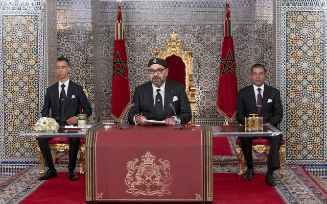 Dans cette photographie fournie par l'Agence de presse marocaine (MAP), le roi du Maroc Mohammed II, au centre, accompagné par son fils, le prince héritier Moulay Hassan, à gauche, et son frère, le Prince Moulay Rashid, s'adresse à la nation dans une discours diffusé à la tv, au Palais royal de Tetouan, au Maroc, le lundi 29 juillet 2019. (Palais royal marocain via AP) Dans cette photographie fournie par l'Agence de presse marocaine (MAP), le roi du Maroc Mohammed II, au centre, accompagné par son fils, le prince héritier Moulay Hassan, à gauche, et son frère, le Prince Moulay Rashid, s'adresse à la nation dans une discours diffusé à la tv, au Palais royal de Tetouan, au Maroc, le lundi 29 juillet 2019. (Palais royal marocain via AP)