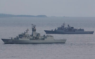 Des navires de la marine turque patrouillent autour du Mémorial Helles dans la péninsule de Gallipoli lors d'une cérémonie, le vendredi 24 avril 2015. (AP Photo/Lefteris Pitarakis)