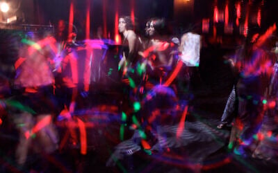 Photo de personnes qui dansent dans une boîte de nuit. (Lucie March/Flash90)