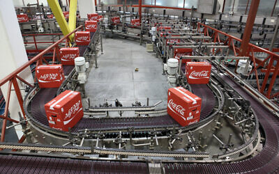 Des bouteilles de Coca-Cola empaquetée dans l'usine Coca-Cola à Bnei Brak, le 23 novembre 2009. (Yaakov Naumi / Flash90)