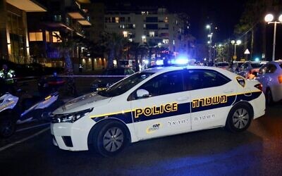 Une voiture de police dans la ville côtière israélienne de Bat Yam, le 27 février 2017. (Moti Karelitz/Flash90)