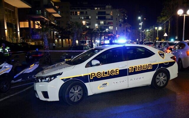 Une voiture de police dans la ville côtière israélienne de Bat Yam, le 27 février 2017. (Moti Karelitz/Flash90) Une voiture de police dans la ville côtière israélienne de Bat Yam, le 27 février 2017. (Moti Karelitz/Flash90)