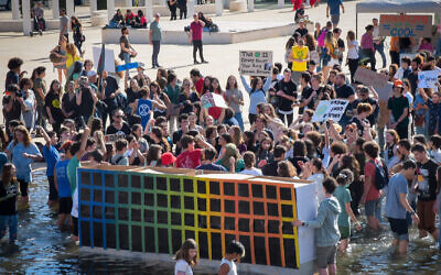 Des Israéliens participent à une manifestation appelant à une action contre la crise climatique et écologique à Tel Aviv, le 29 novembre 2019.