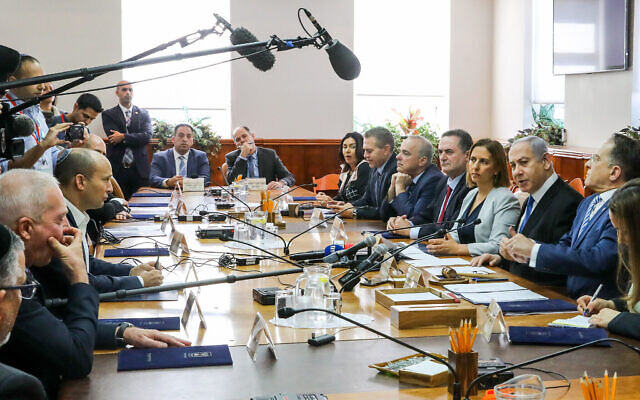 Le Premier ministre israélien Benjamin Netanyahu dirige la réunion hebdomadaire du cabinet, au bureau du Premier ministre à Jérusalem, le 1 décembre 2019. (Photo par Marc Israel Sellem/POOL) Le Premier ministre israélien Benjamin Netanyahu dirige la réunion hebdomadaire du cabinet, au bureau du Premier ministre à Jérusalem, le 1 décembre 2019. (Photo par Marc Israel Sellem/POOL)