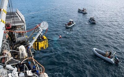 L'unité israélienne Shayetet 13 et la marine italienne conduisent un exercice simulant un incident où sous-marin aurait coulé. 
(Crédit : armée israélienne)