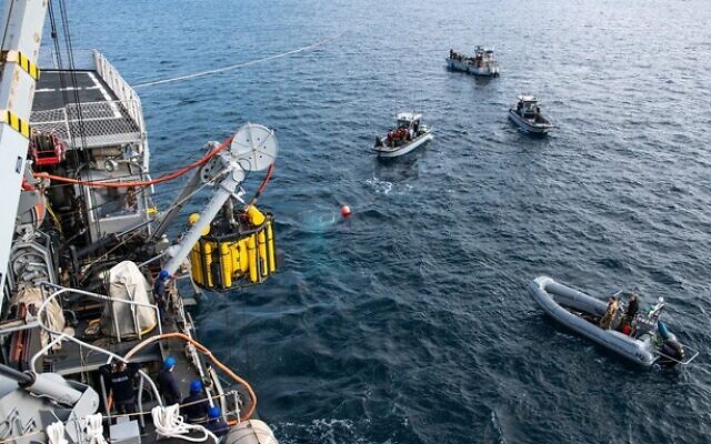 L'unité israélienne Shayetet 13 et la marine italienne conduisent un exercice simulant un incident où sous-marin aurait coulé. 
(Crédit : armée israélienne)