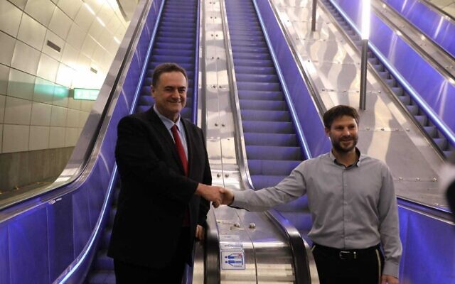 Le ministre des Affaires étrangères Israël Katz, à gauche, et le ministre des Affaires étrangères Bezalel Smotrich à la gare Yitzhak Navon dans le centre de Jérusalem pour l'inauguration du train rapide entre Jérusalem et Tel Aviv, le 18 décembre 2019.
(Ministère des Transports) Le ministre des Affaires étrangères Israël Katz, à gauche, et le ministre des Affaires étrangères Bezalel Smotrich à la gare Yitzhak Navon dans le centre de Jérusalem pour l'inauguration du train rapide entre Jérusalem et Tel Aviv, le 18 décembre 2019.
(Ministère des Transports)