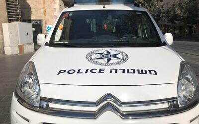 Une photo d'une voiture de police à Jérusalem, le 20 septembre 2017. (Times of Israël/Stuart Winer)