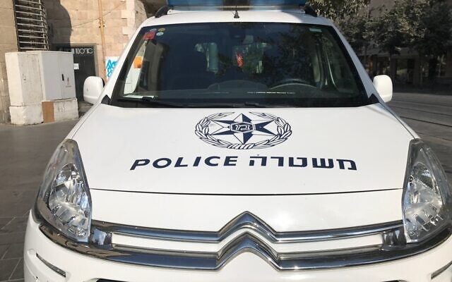 Une photo d'une voiture de police à Jérusalem, le 20 septembre 2017. (Times of Israël/Stuart Winer) Une photo d'une voiture de police à Jérusalem, le 20 septembre 2017. (Times of Israël/Stuart Winer)