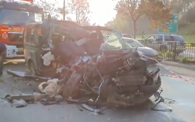 Un van totalement détruit dans un accident de voiture avec un camion sur la route 4 près du carrefour d'Aluf Sade à Ramat Gan, le 22 décembre 2019. (Capture d'écran: Twitter)